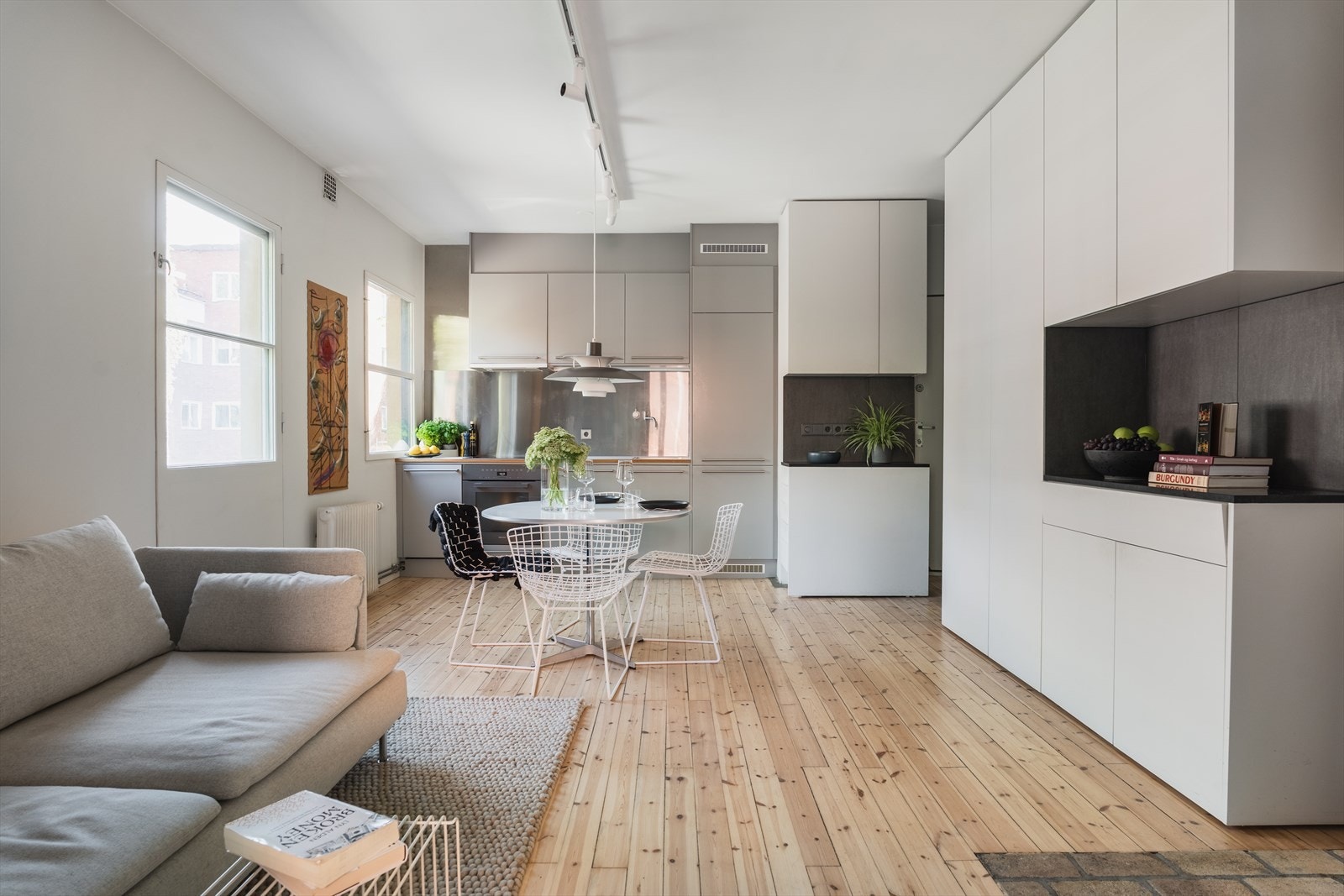 Lekker, arkitekttegnet 2-roms leilighet i 2. etasje med skjermet beliggenhet og fransk balkong Galleribilde