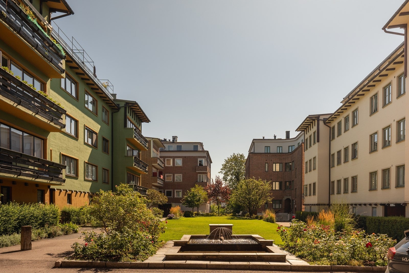 Rolig og grønn bakgård - godt skjermet fra trafikk og støy, men samtidig sentrumsnært ved Solli plass Galleribilde