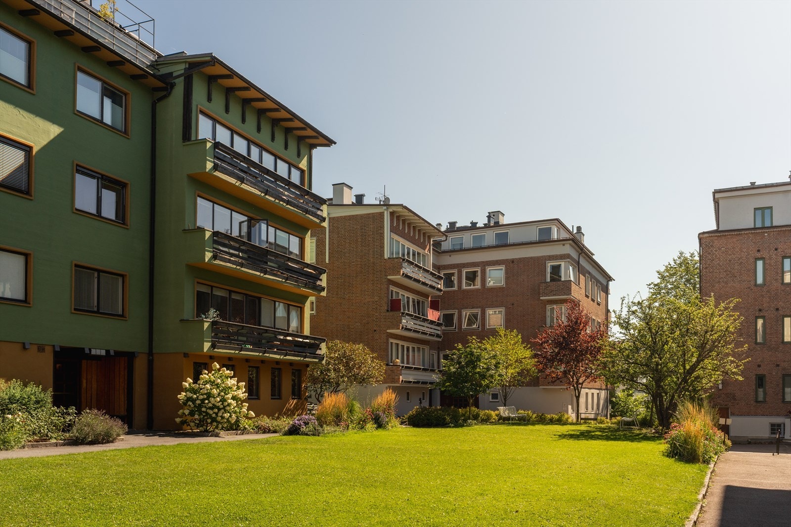 Bebyggelsen på Drammensveien 50 A-D er tegnet av arkitekten Ernst Torp og ble oppført i 1932. Galleribilde
