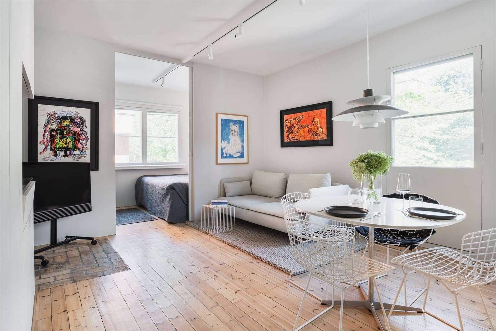 Lys og romslig stue med store vindusflater som slipper inn rikelig med dagslys Galleribilde