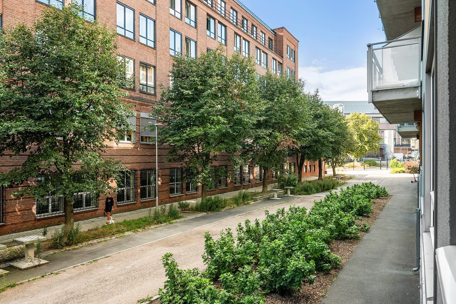 Leiligheten ligger i høy 1.etasje og vender mot rolig blindvei Galleribilde