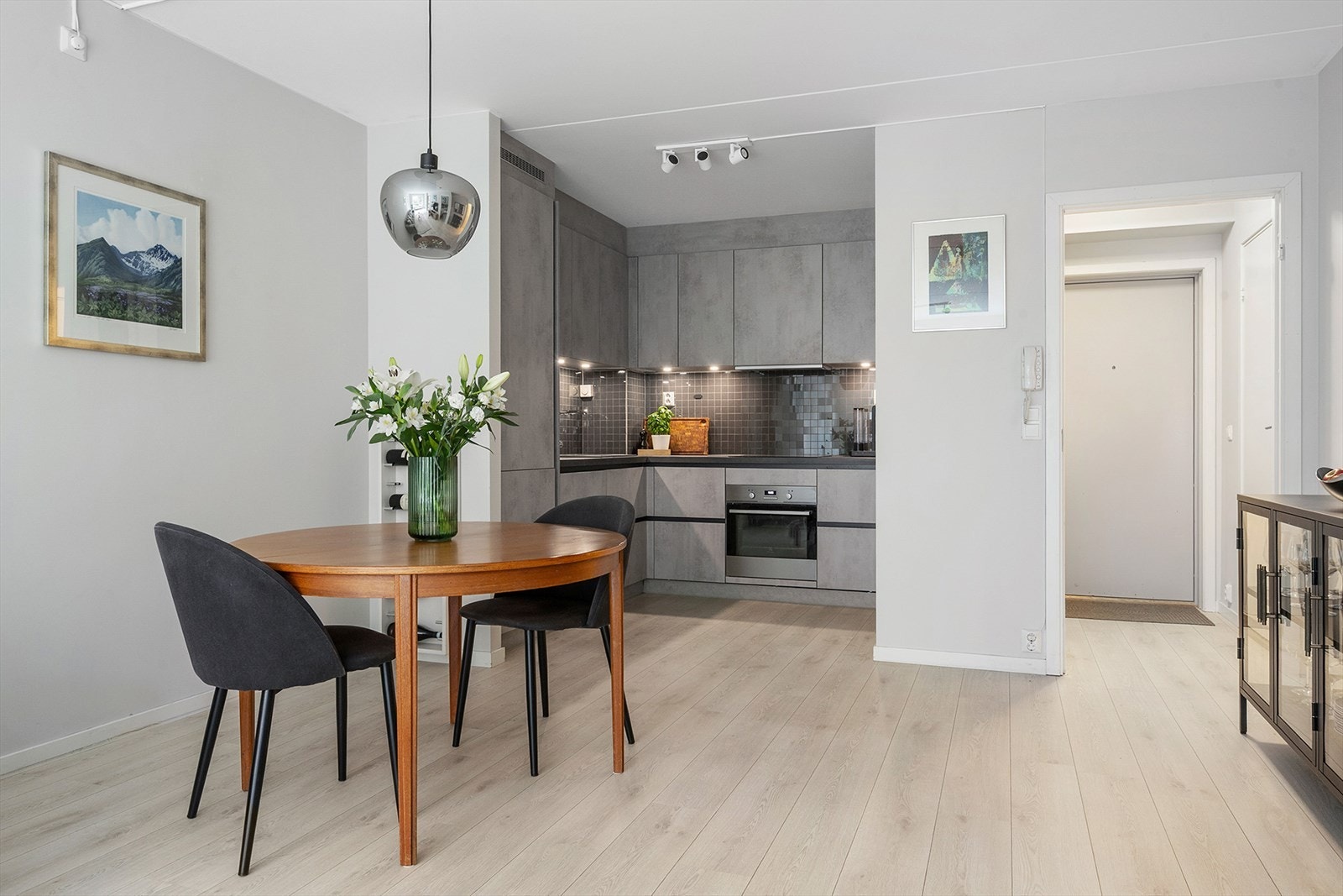 Åpen kjøkkenløsning med god plass til hyggelig spisebord Galleribilde