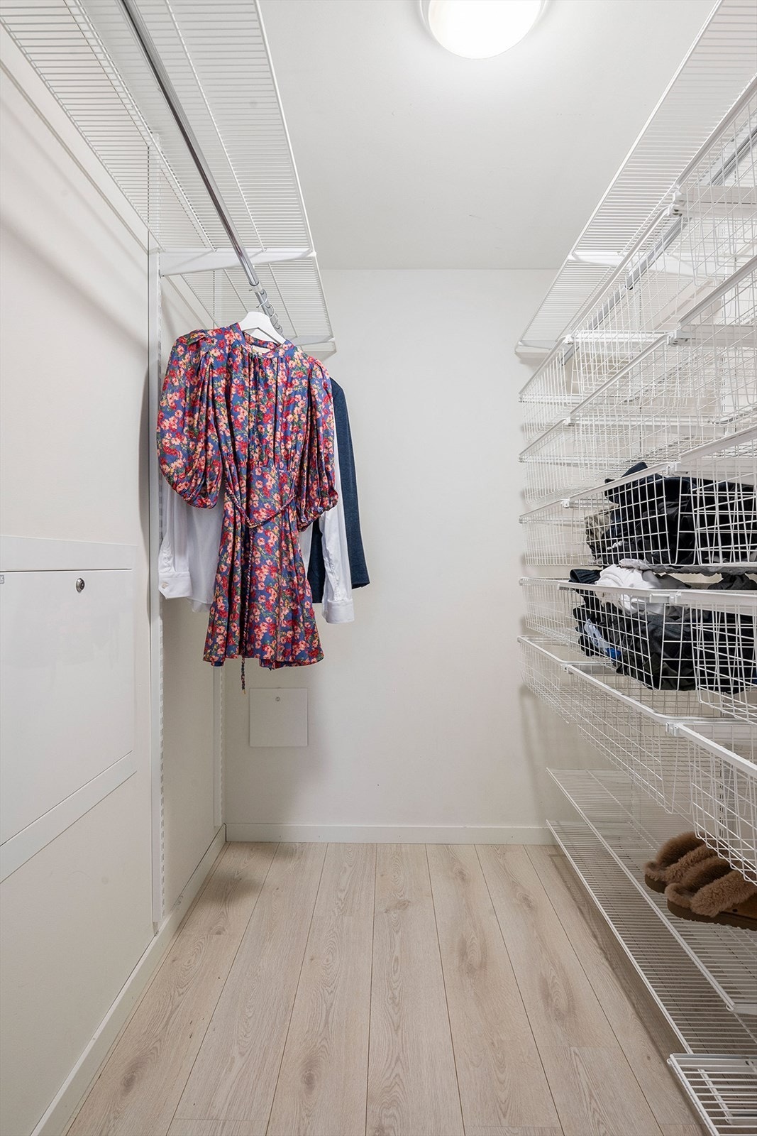 Walk-in garderobe med ekstra plass til oppbevaring av klær og diverse Galleribilde