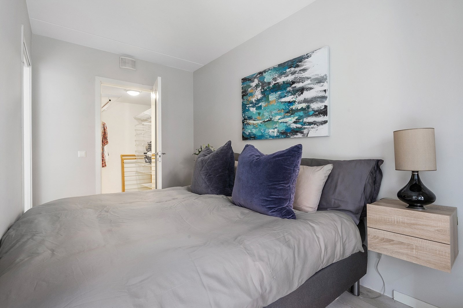 Fra soverommet er det tilgang til romslig walk-in garderobe Galleribilde