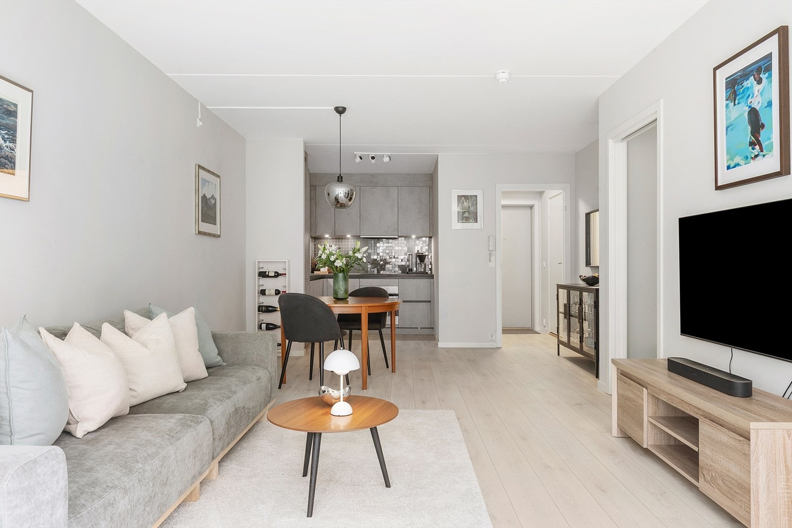 Stuen gir gode møbleringsmuligheter med plass til sofamøbler med tilhørende stuebord og annet ønskelig møblement Galleribilde