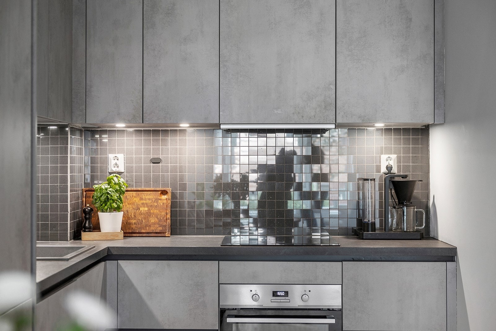 Innredningen består av integrert kjøl/fryseskap, oppvaskmaskin,
induksjonstopp og stekeovn. Galleribilde