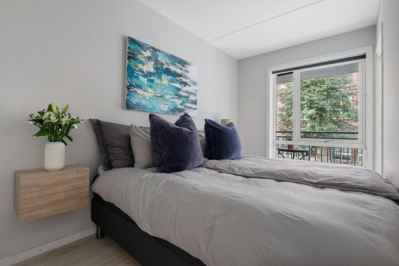 Soverommet er av meget god størrelse med god plass til dobbeltseng og tilhørende nattbord på begge sider Galleribilde