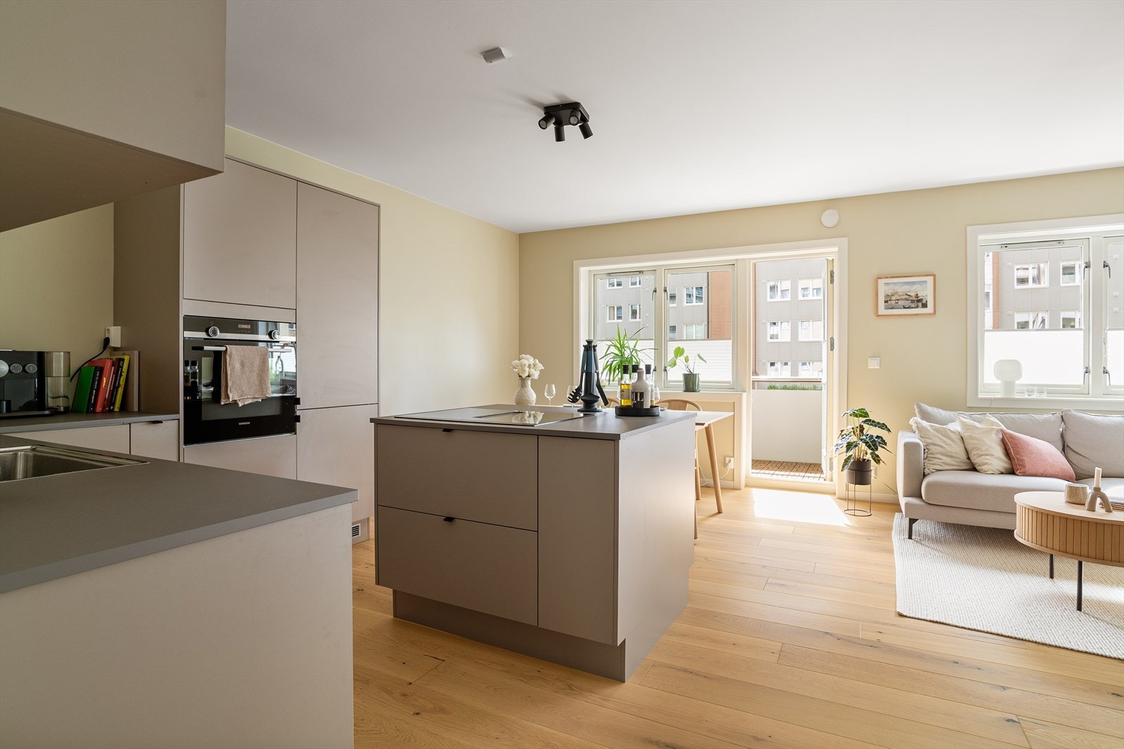 I perioden 2021-2022 ble leiligheten pusset opp med nytt bad, nytt kjøkken, endret planløsning, nytt gulv, overflater, m.m. Galleribilde