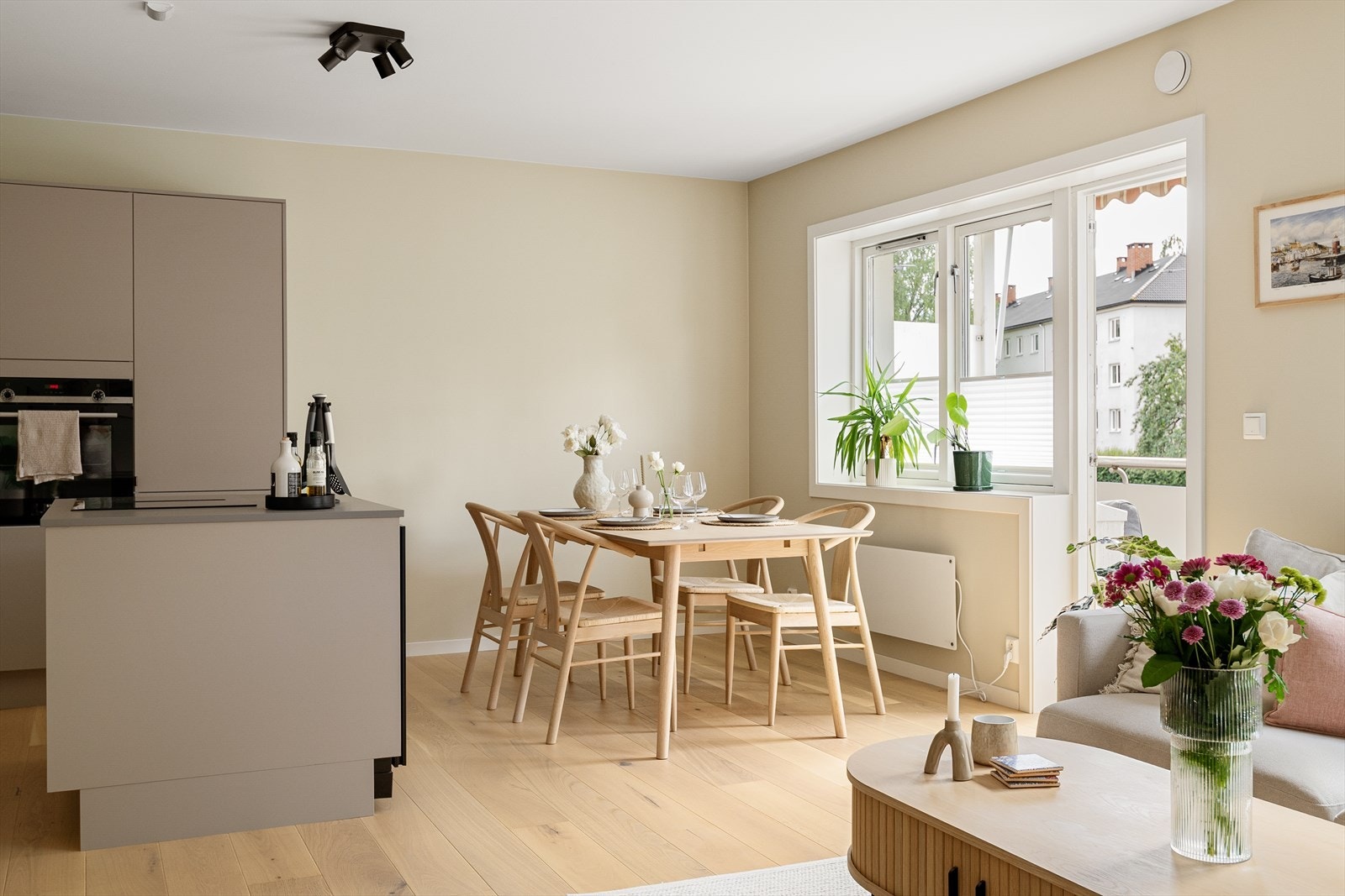 Velkommen til Birch-Reichenwalds gate 26! Dette er en nyoppusset 3-roms leilighet med balkong (pusset opp i 21/22). Flytt rett inn. Galleribilde