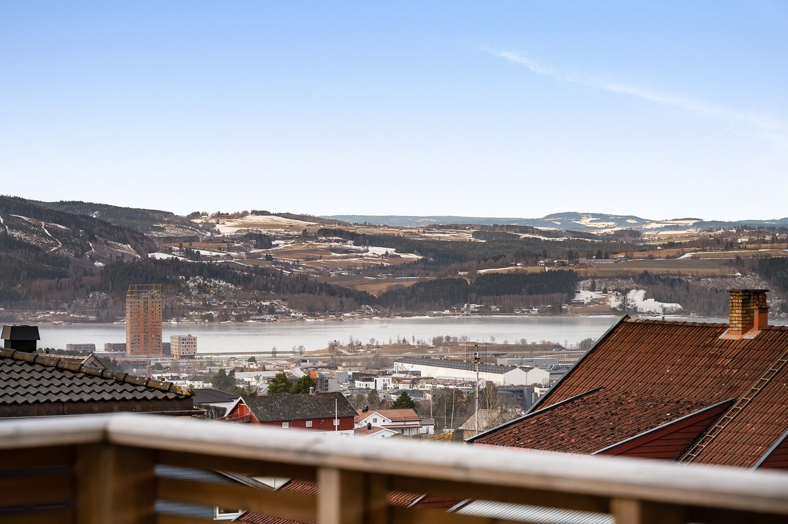 Stuen har store vindusflater som slipper inn rikelig med naturlig lys, samt åpner opp for den flotte Mjøsutsikten! Galleribilde