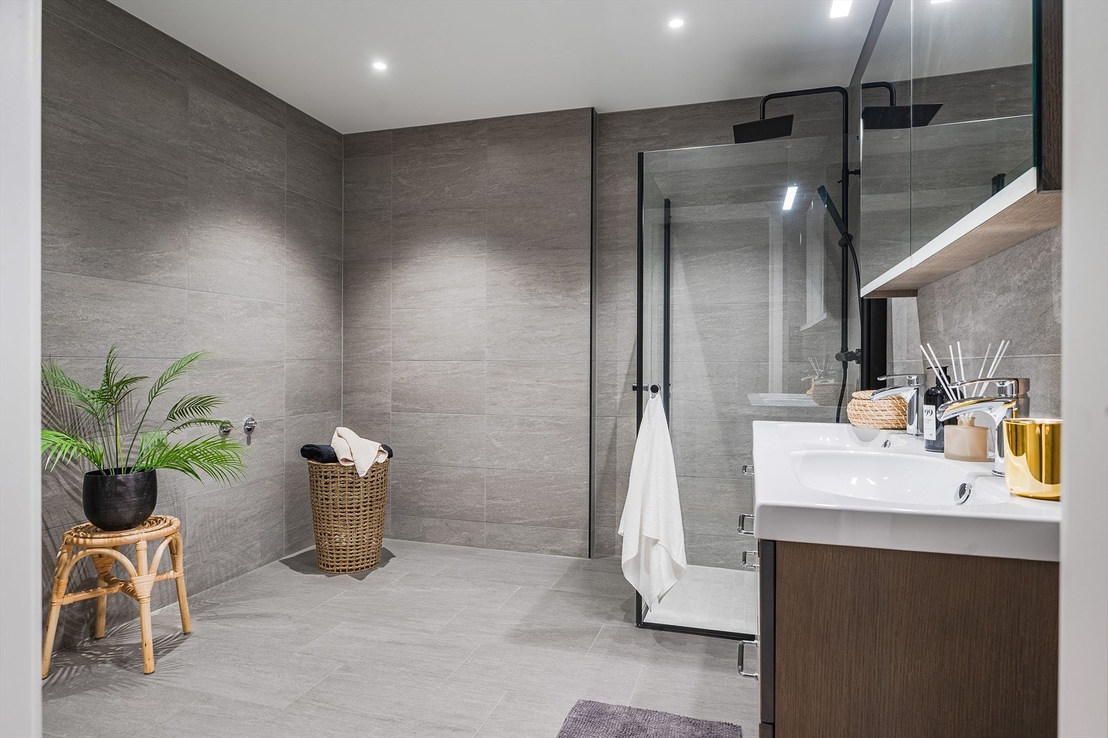 Stilig dusjhjørnet med glassdører og vegghengt toalett. Galleribilde