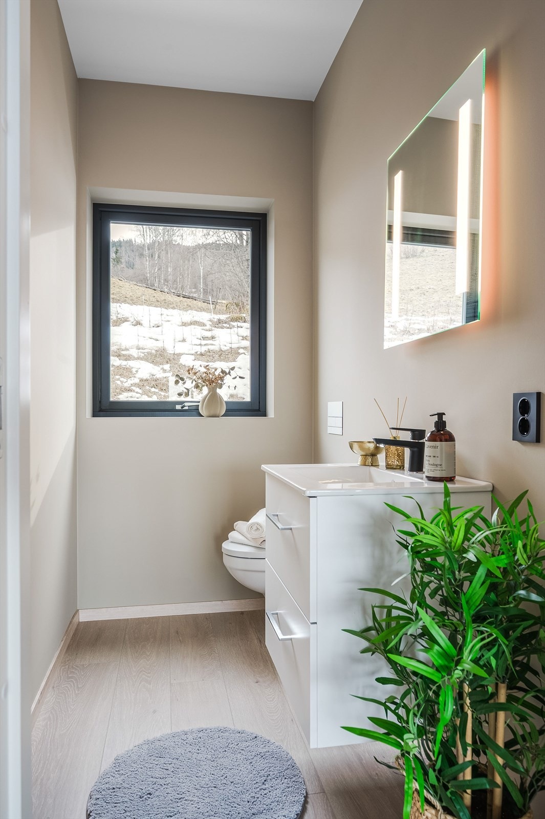 WC-rom med vegghengt toalett og servant. Galleribilde