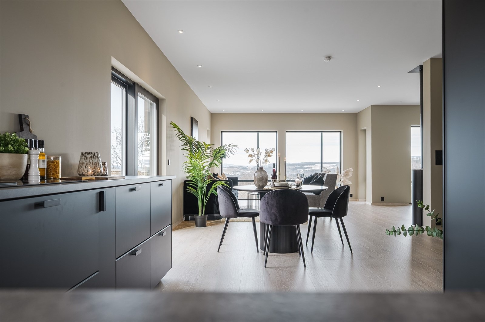 Åpen stue-/kjøkken løsning. Galleribilde