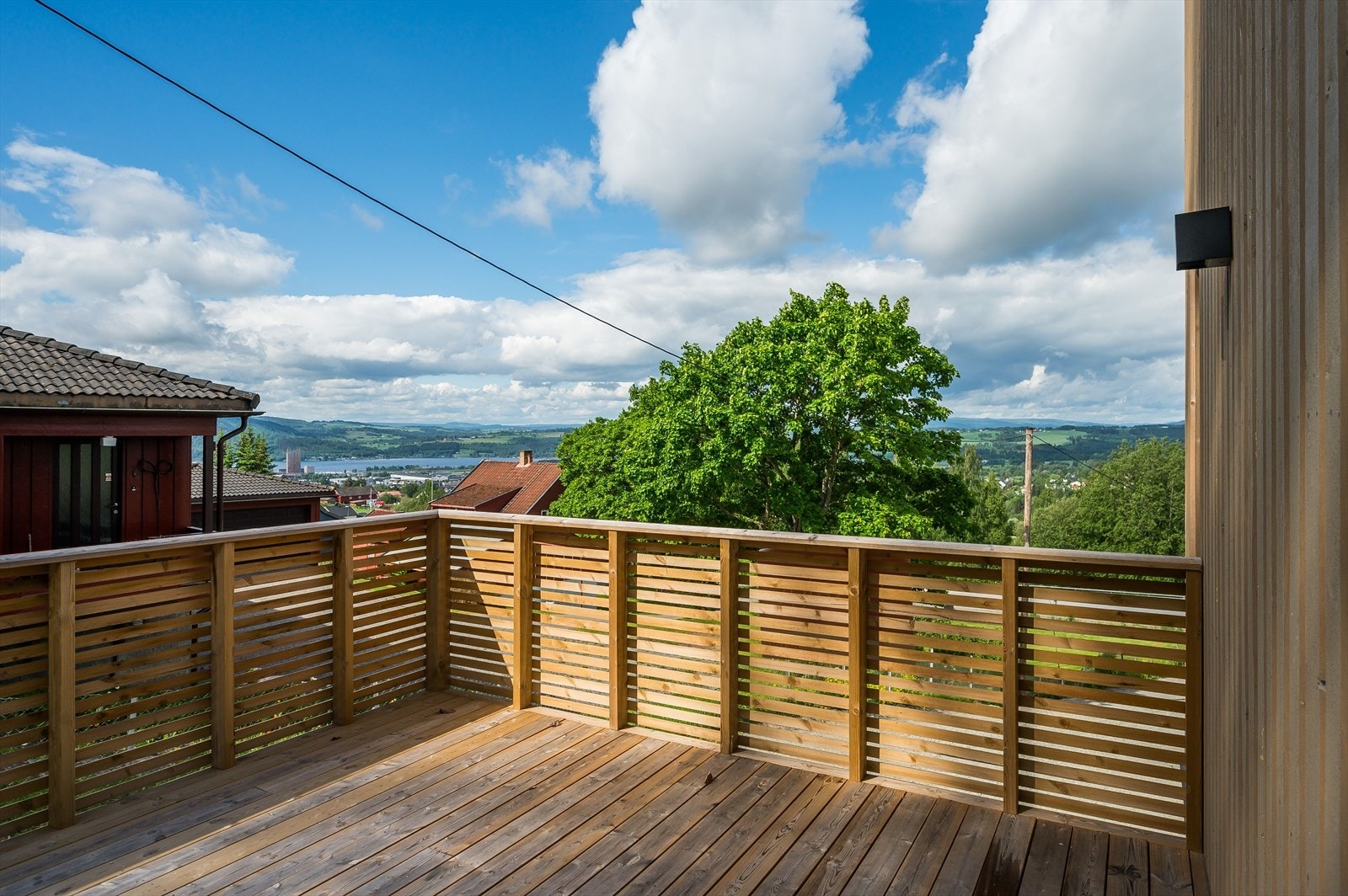 Stor og romslig terrasse Galleribilde