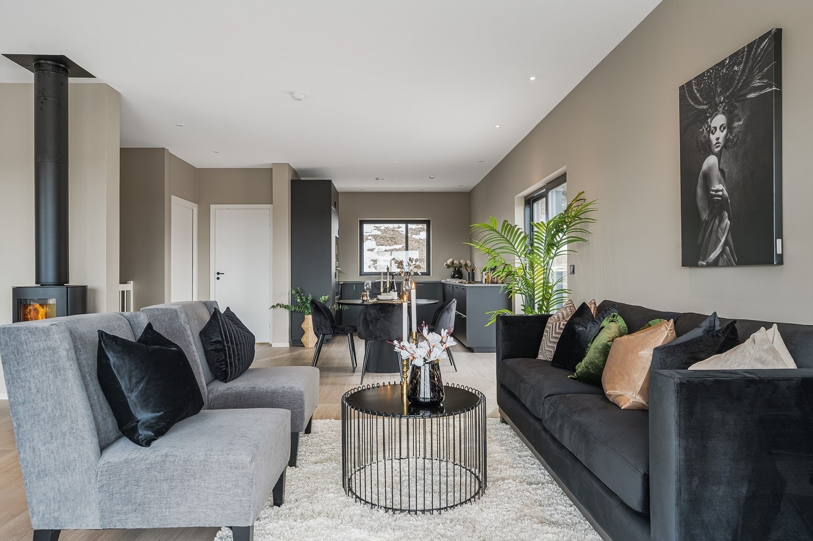 Stuen er romslig med god plass til flere ulike soner og sittegrupper - alt etter eget ønske og behov. Galleribilde