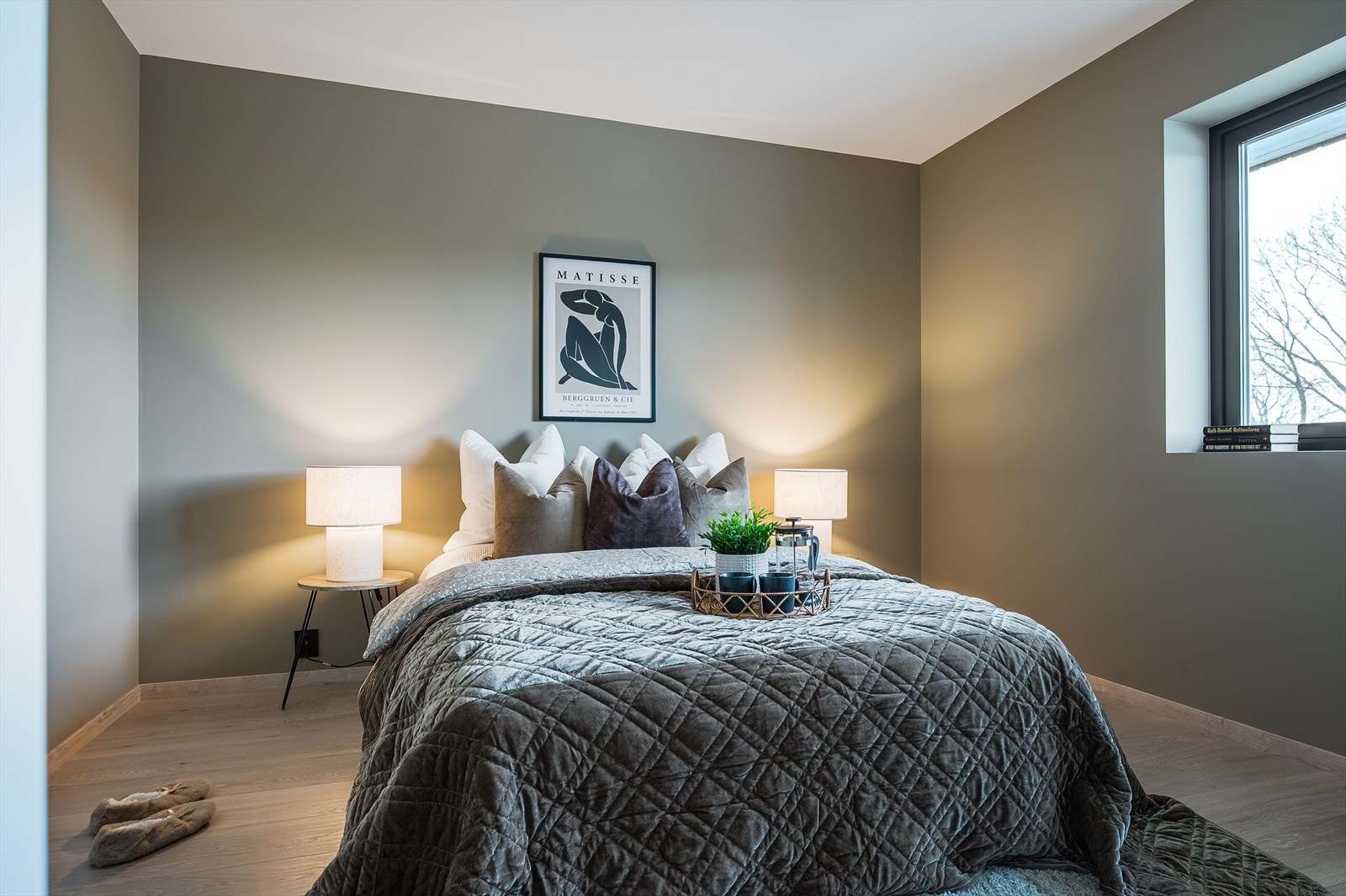 Soverom 1. På soverommet er det plass til dobbeltseng med tilhørende nattbord. Galleribilde