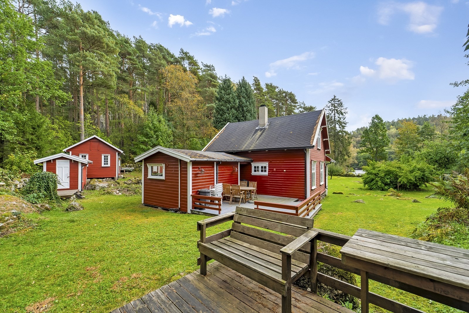 På tomta er det opparbeidet flere fine uteplasser. Galleribilde