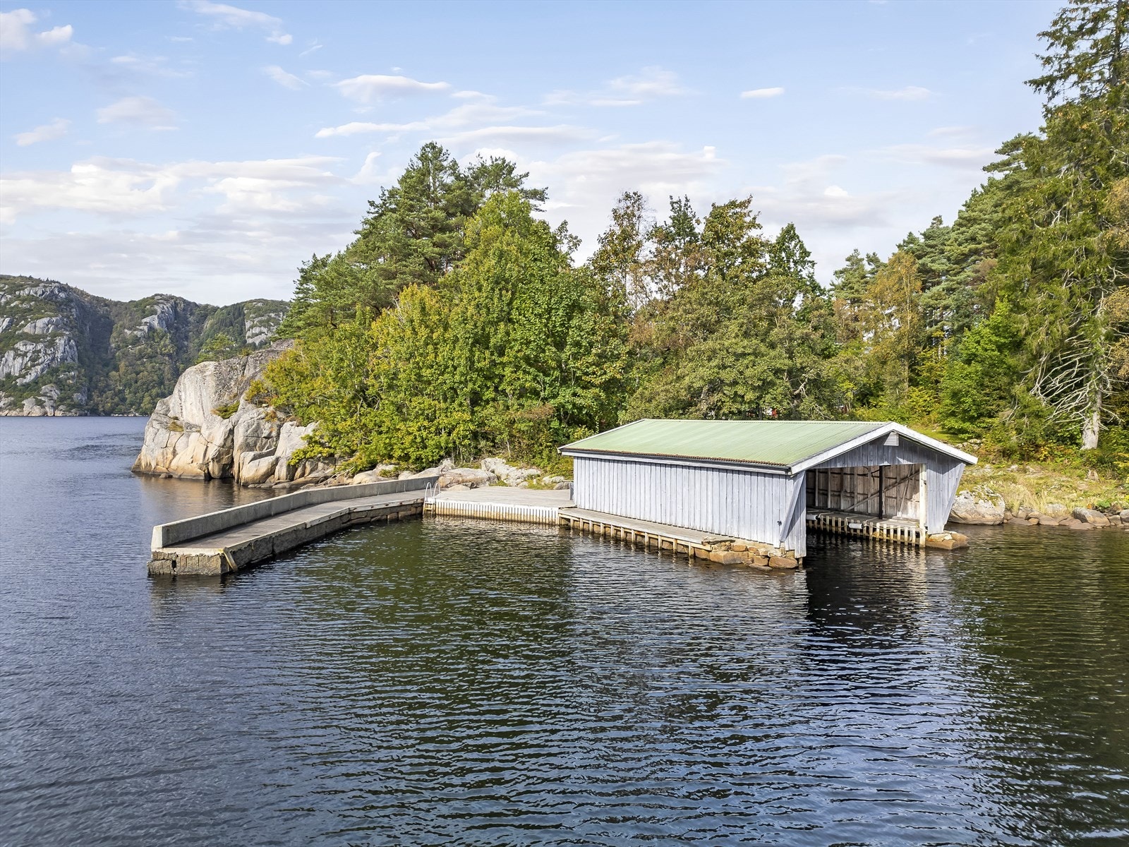 Gode fortøyningsplasser og badeplasser ved båthuset. Galleribilde