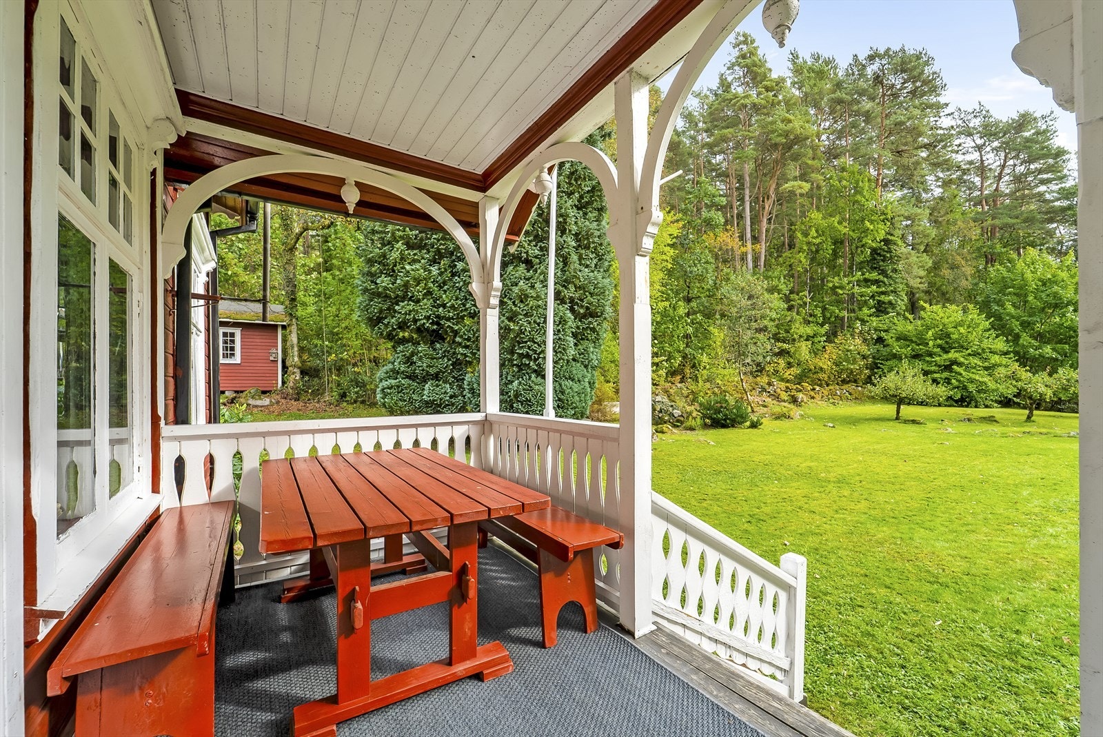 Idyllisk eiendom med stor tomt. Galleribilde