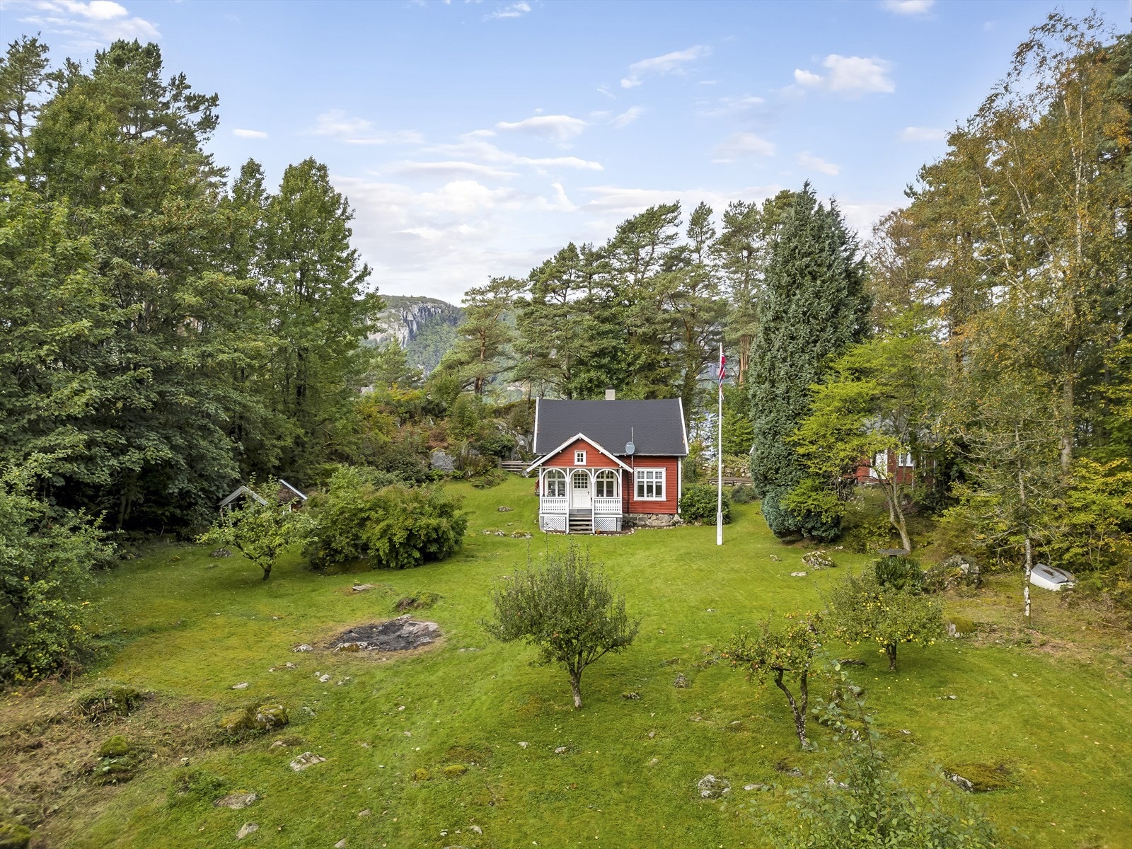 Sjarmerende hytte omgitt av natur, romslig hage og idyllisk beliggenhet. Galleribilde