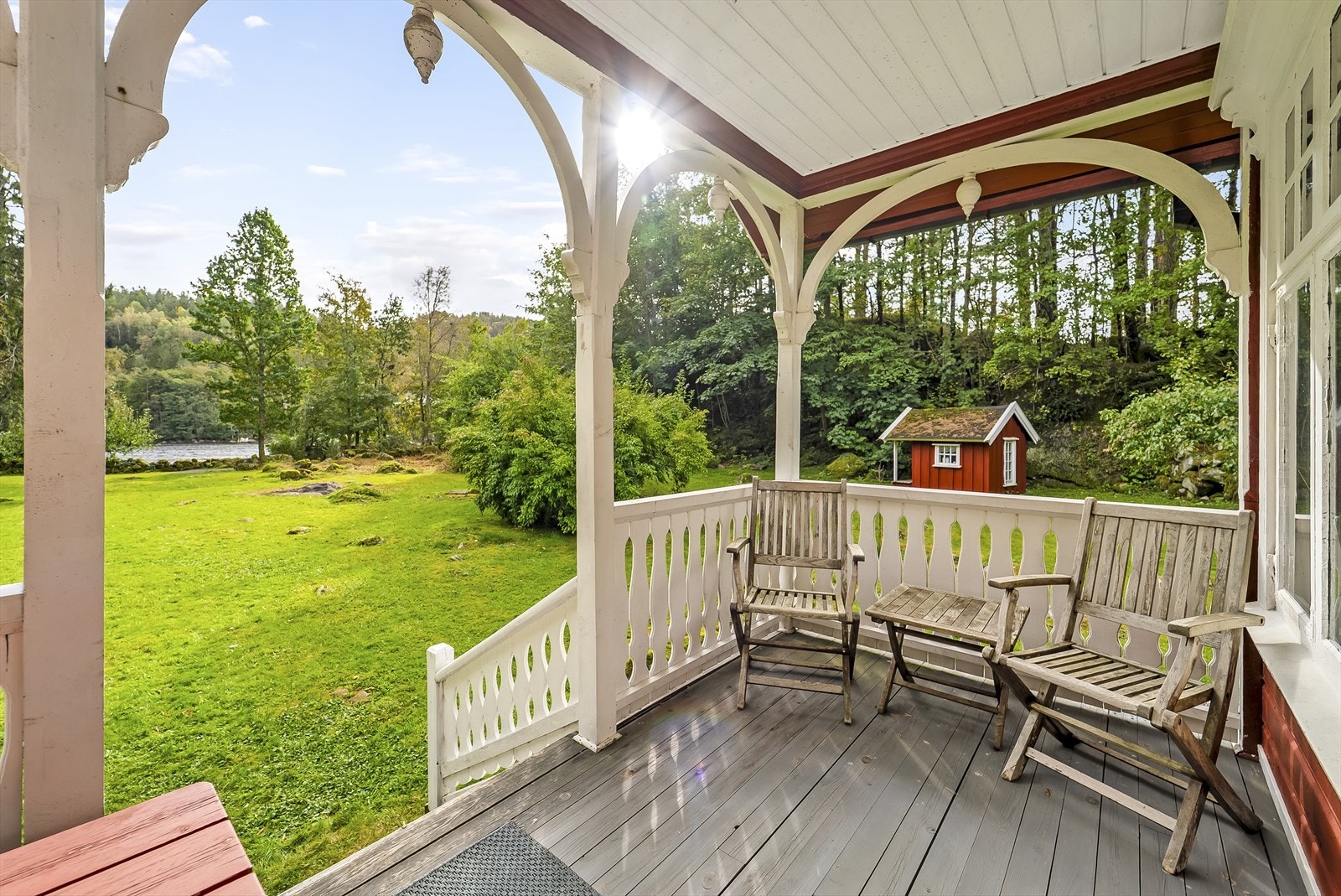 Her kan man nyte sola store deler av dagen og nyte utsikten ned mot sjøen. Galleribilde