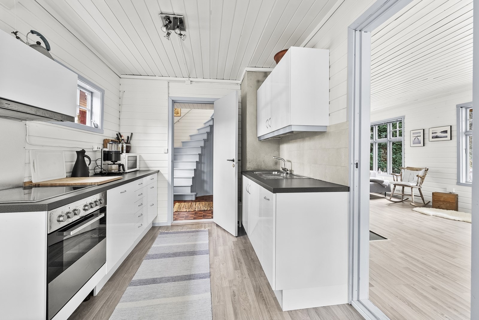 Lyst og moderne kjøkken med rene linjer. Adkomst til gang og stue. Galleribilde