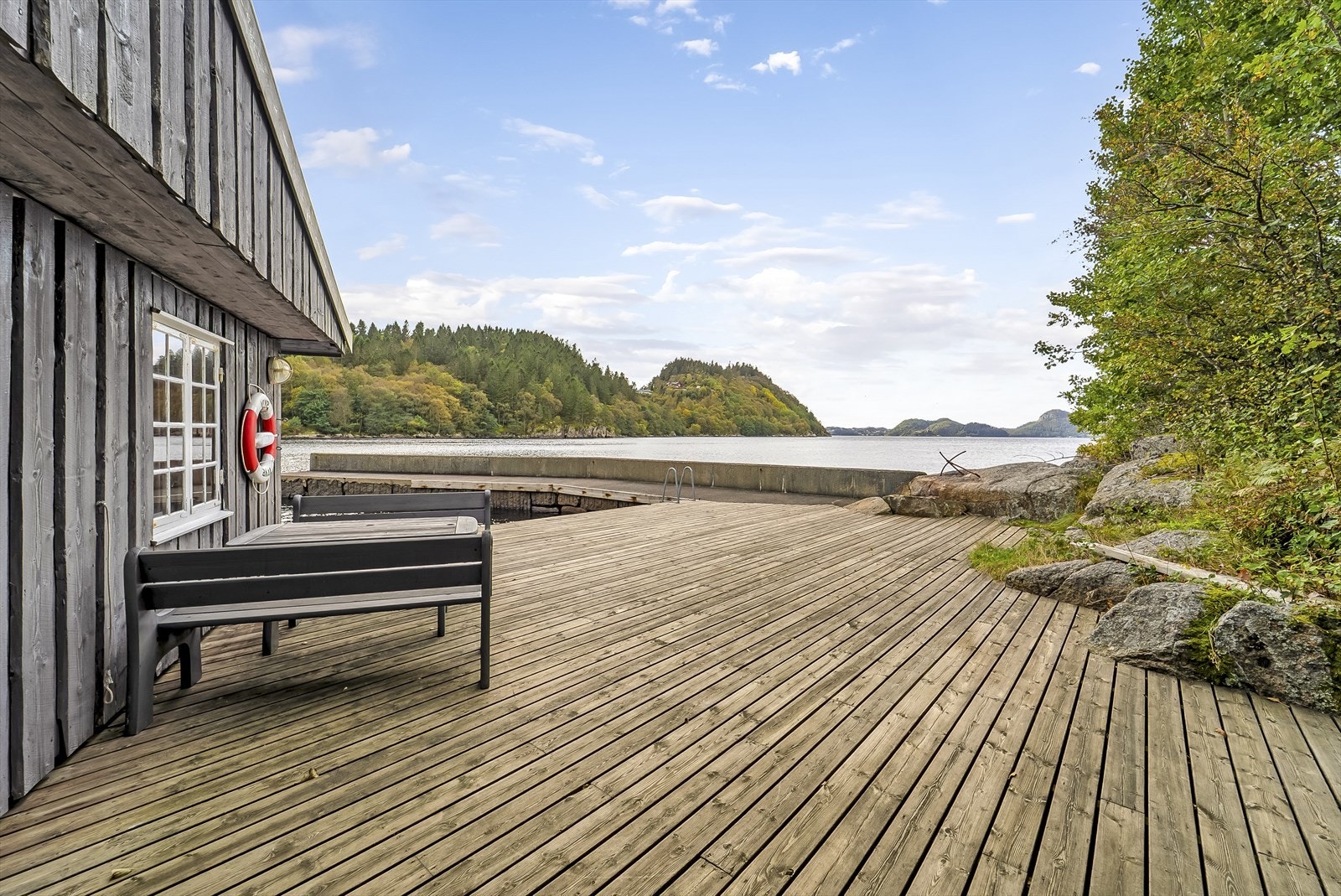 Brygge med fantastisk utsikt over fjorden. Galleribilde