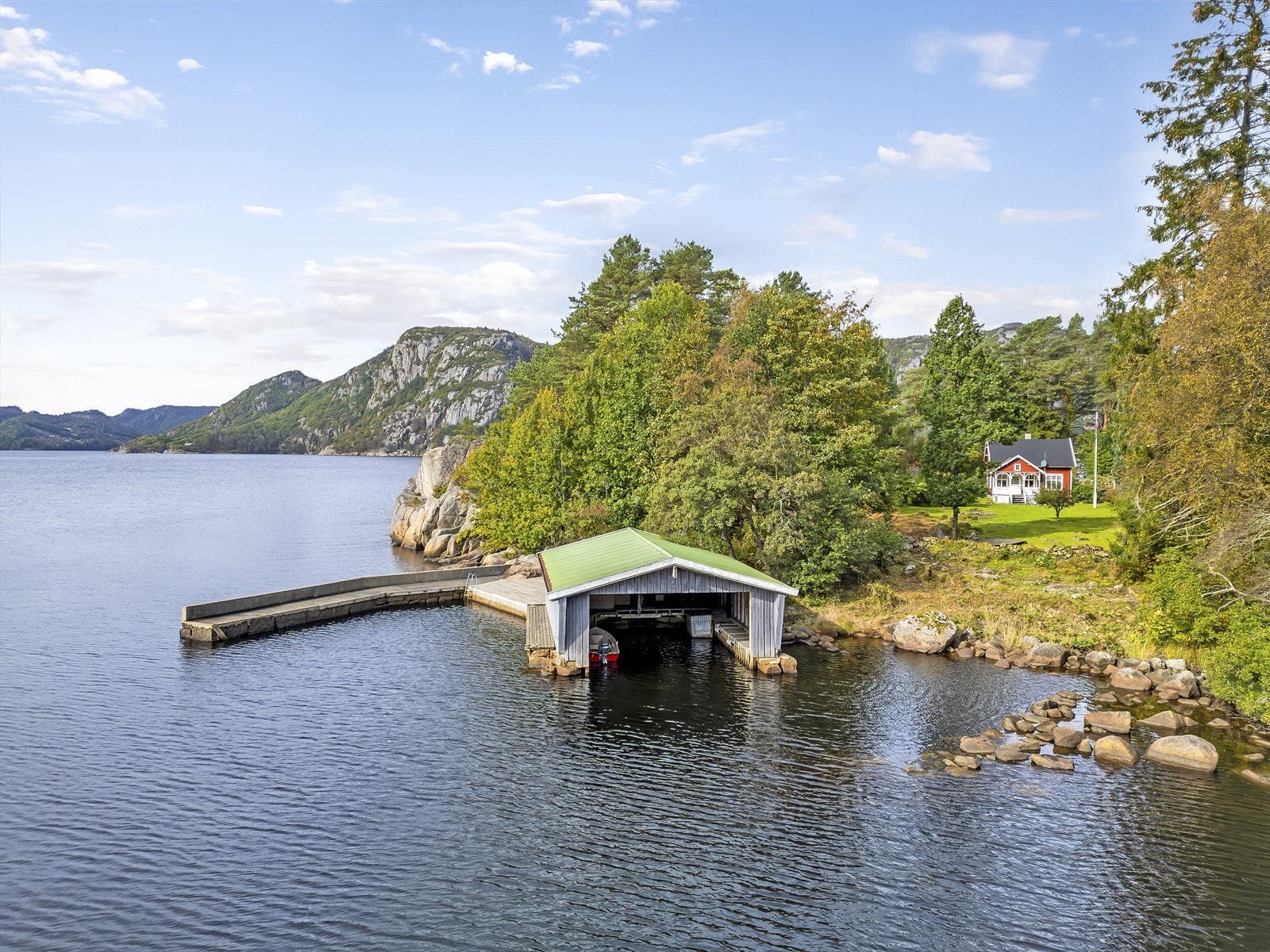Eiendomsmegler MNEF Anita Cecilie Gabrielsen ønsker velkommen til Lyngdalsveien 300! Galleribilde