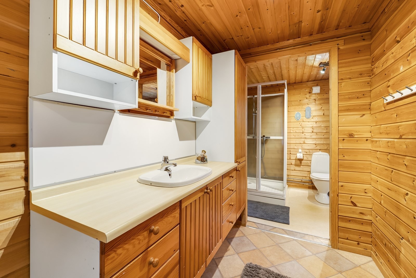 Bad med vaskeromsavdeling. Galleribilde