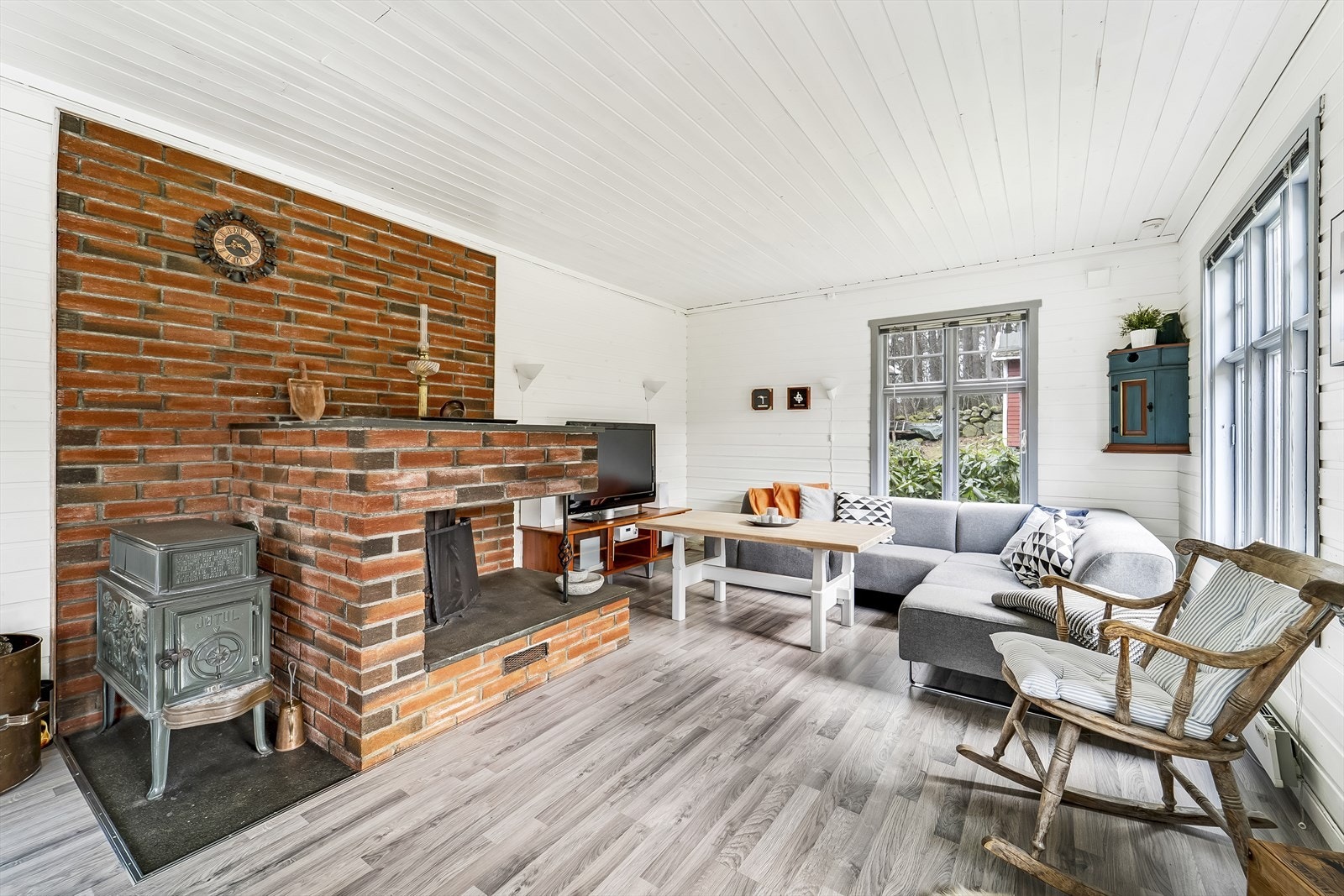 Lys stue med mulighet for innredning i ulike soner. Galleribilde