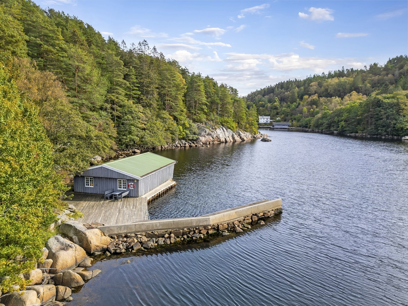 Eiendommen ligger inne i en liten fjordarm. Galleribilde