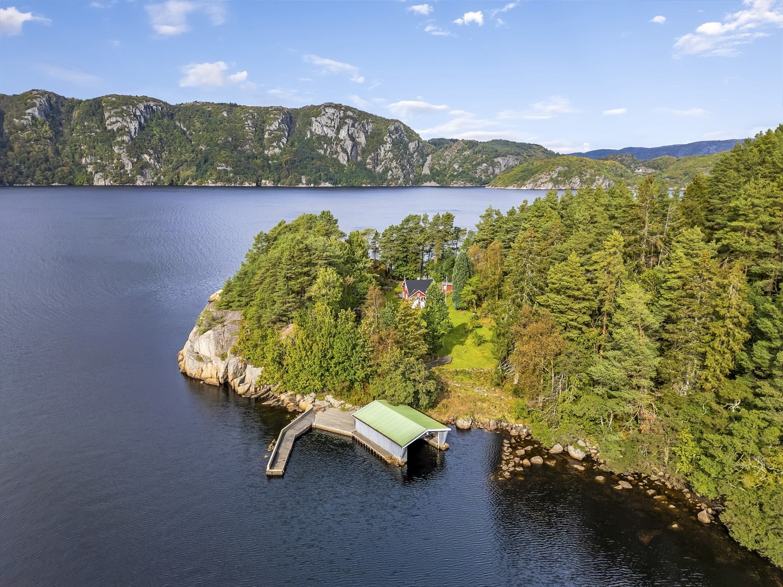 Eiendommen har en fin beliggenhet ved Lyngdalsfjorden. Galleribilde