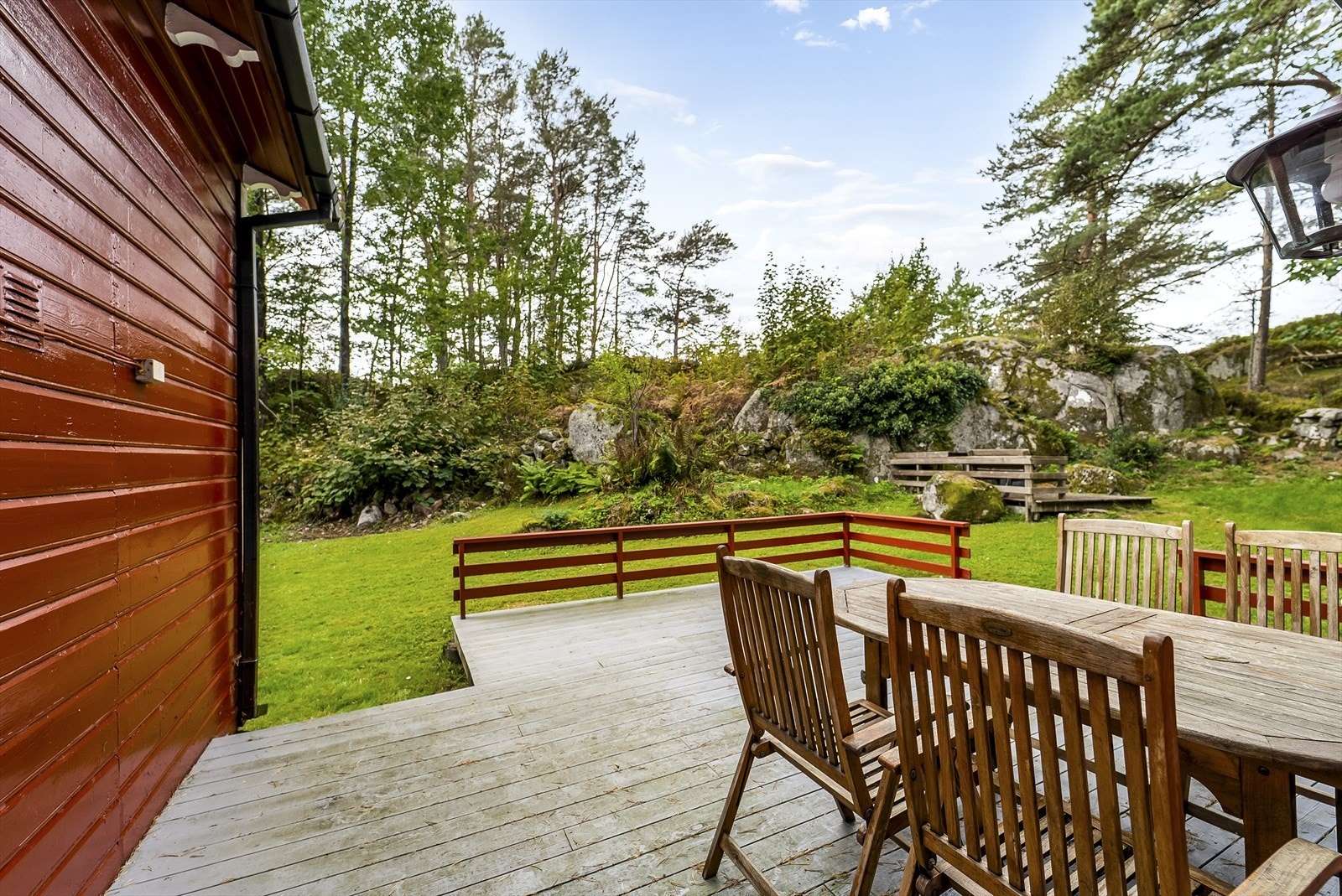 Over knausen ligger sjøen. Knausen fungerer som en naturlig vindskjerming. Galleribilde