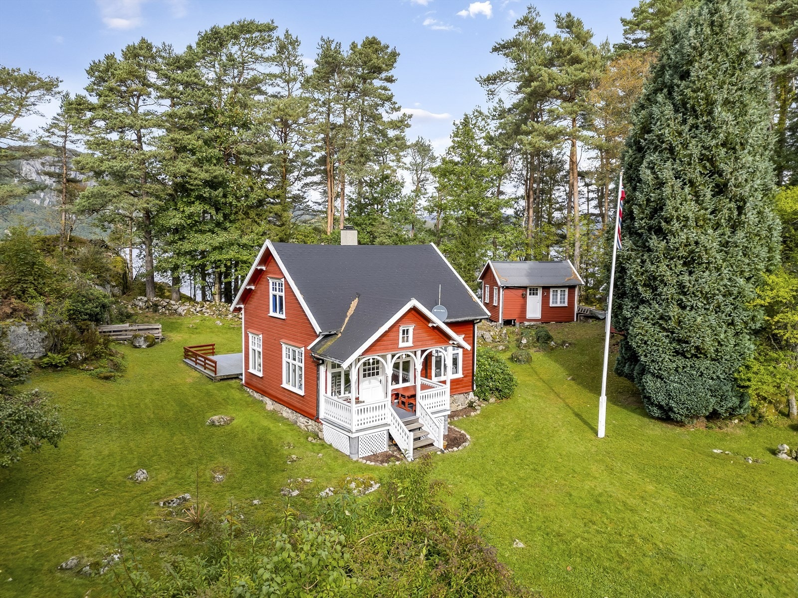 Sjarmerende beliggenhet i naturskjønne omgivelser, omgitt av skog og nærhet til Lyngdalsfjorden. Galleribilde