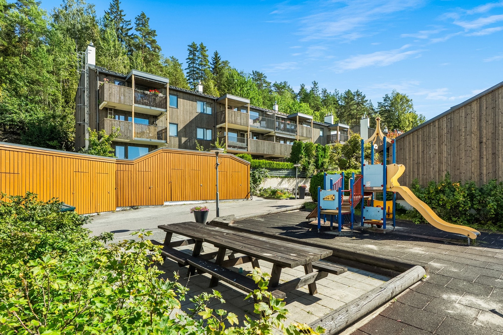 Flere lekeplasser internt på feltet, trygt for barna og komfortabelt for foreldre Galleribilde