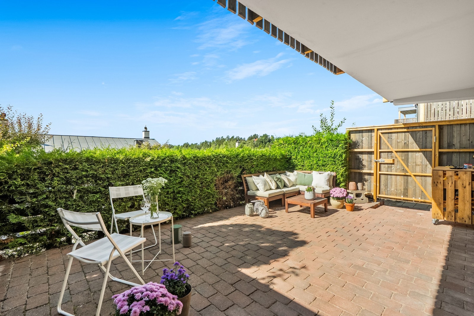 Solrik uteplass med port direkte ut til arealene i borettslaget. Galleribilde