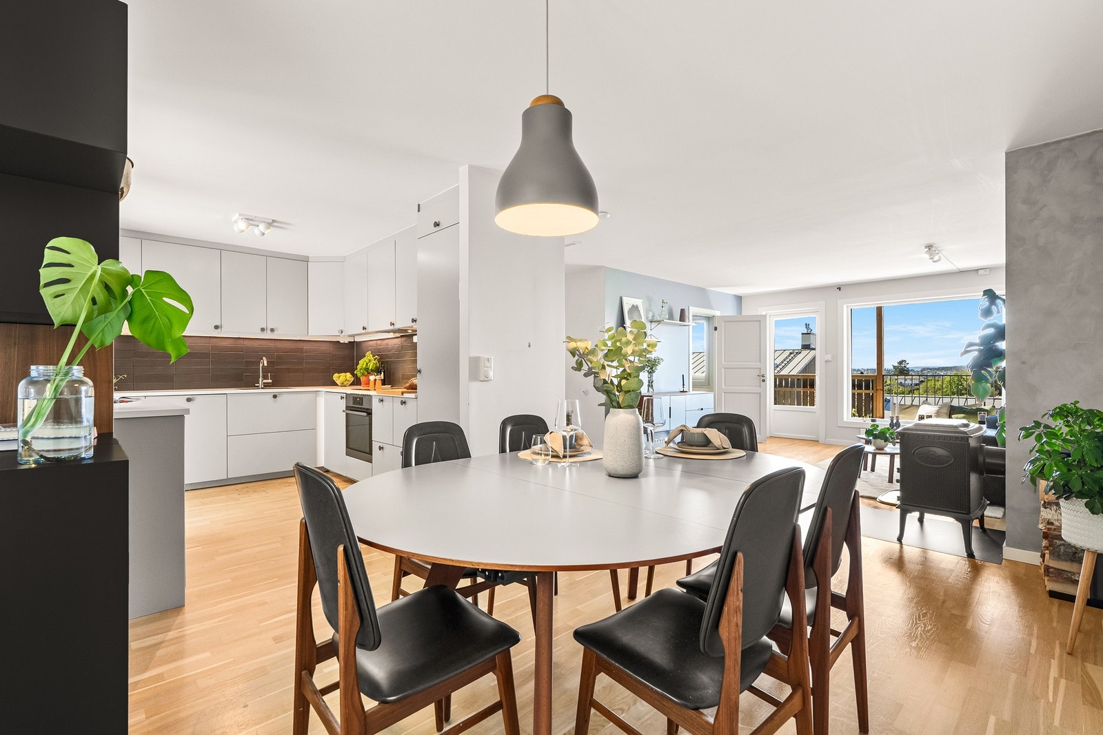 Lyst og moderne kjøkken med åpen løsning mot stue og spiseplass. Store vinduer gir godt lysinnslipp. Galleribilde