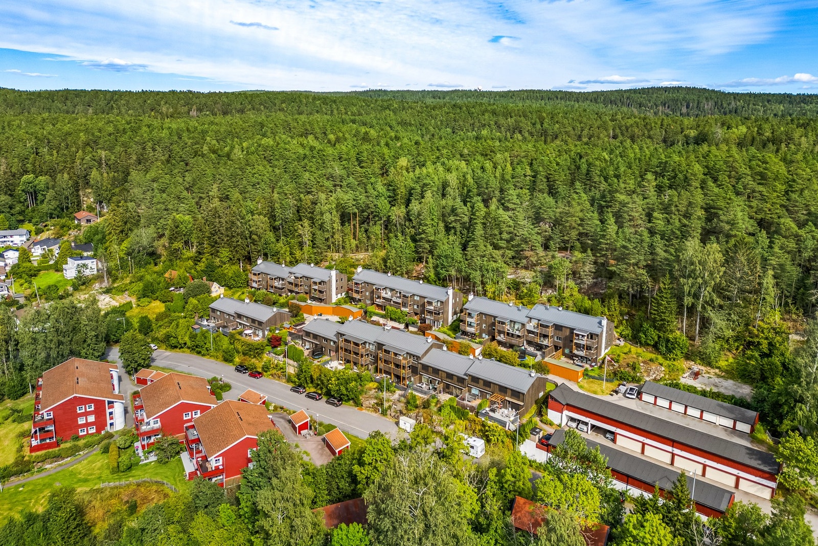 Boligområdet ligger ved Østmarka, med rekkehus og leiligheter. Galleribilde