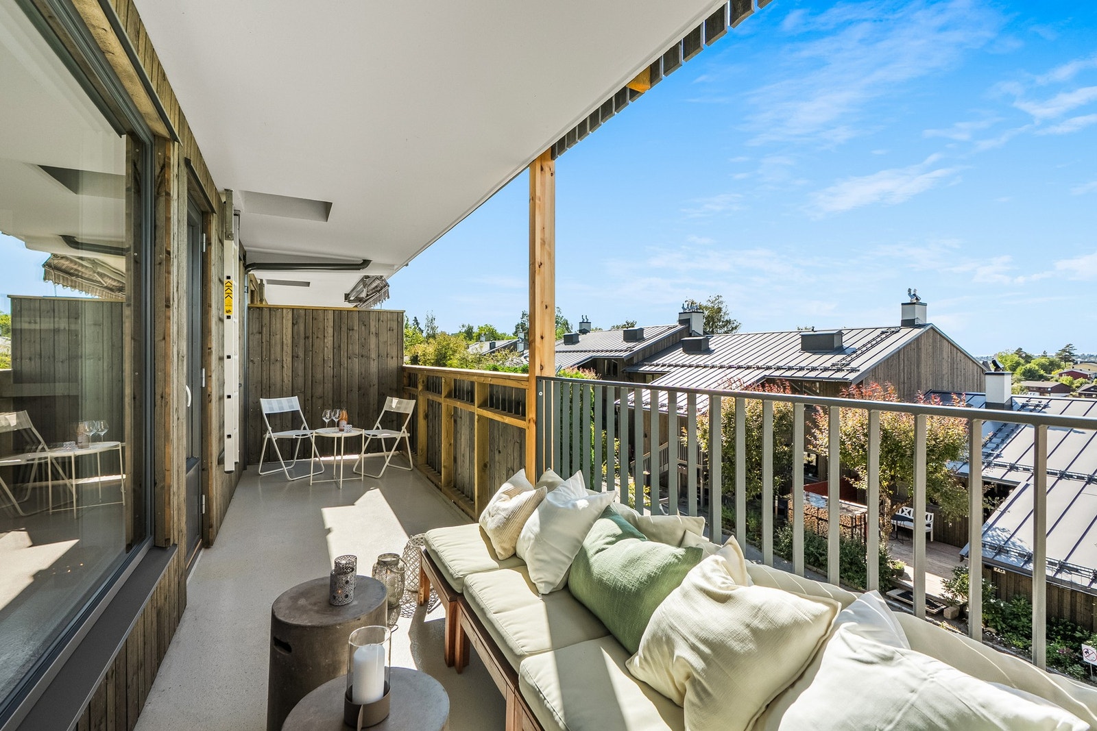 Romslig balkong med sitteplasser og utsikt over nabolaget. God plass til utemøbler og hyggelige stunder. Galleribilde