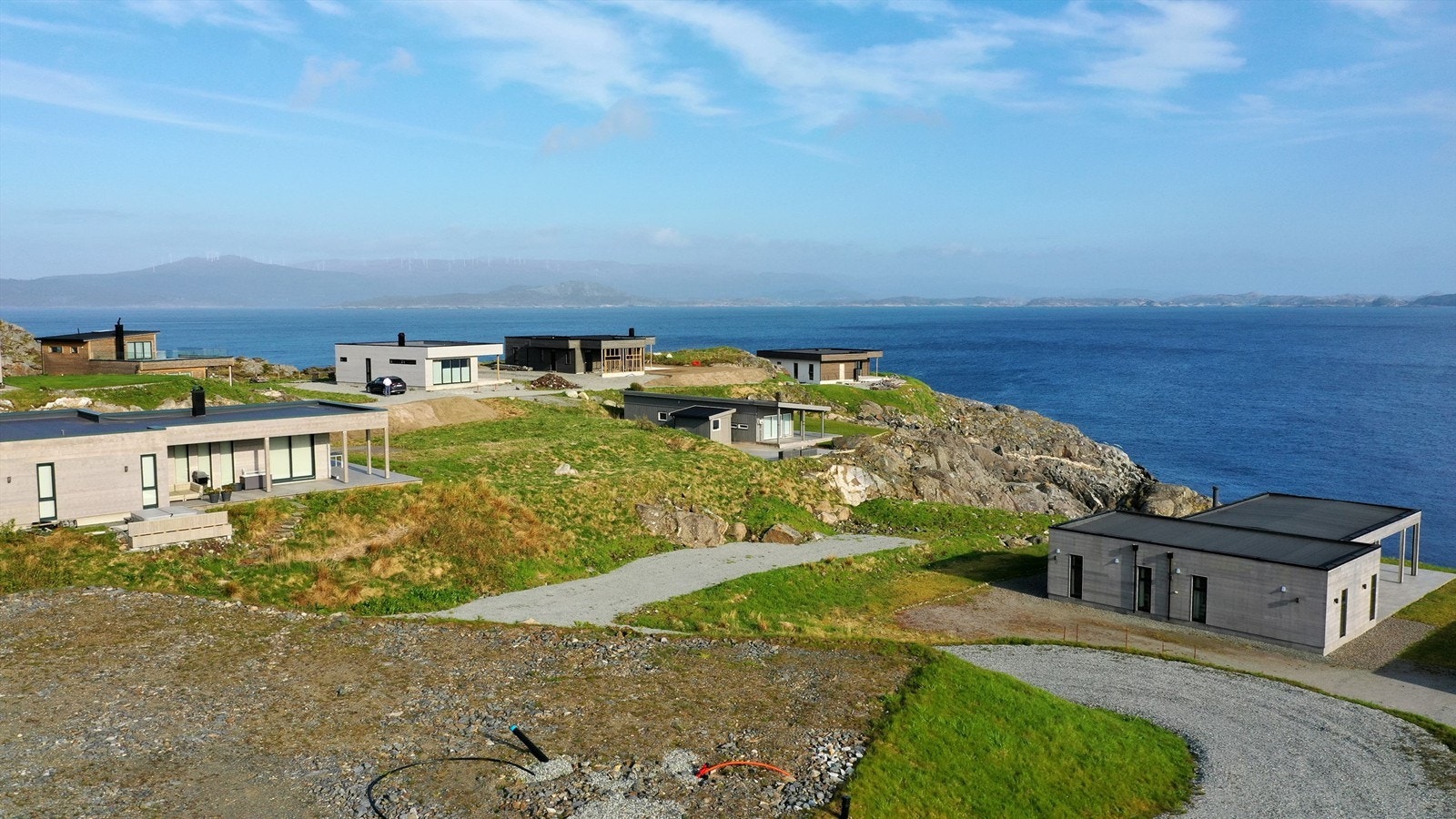Eiendommen ligger høyt og fritt i terrenget. Galleribilde