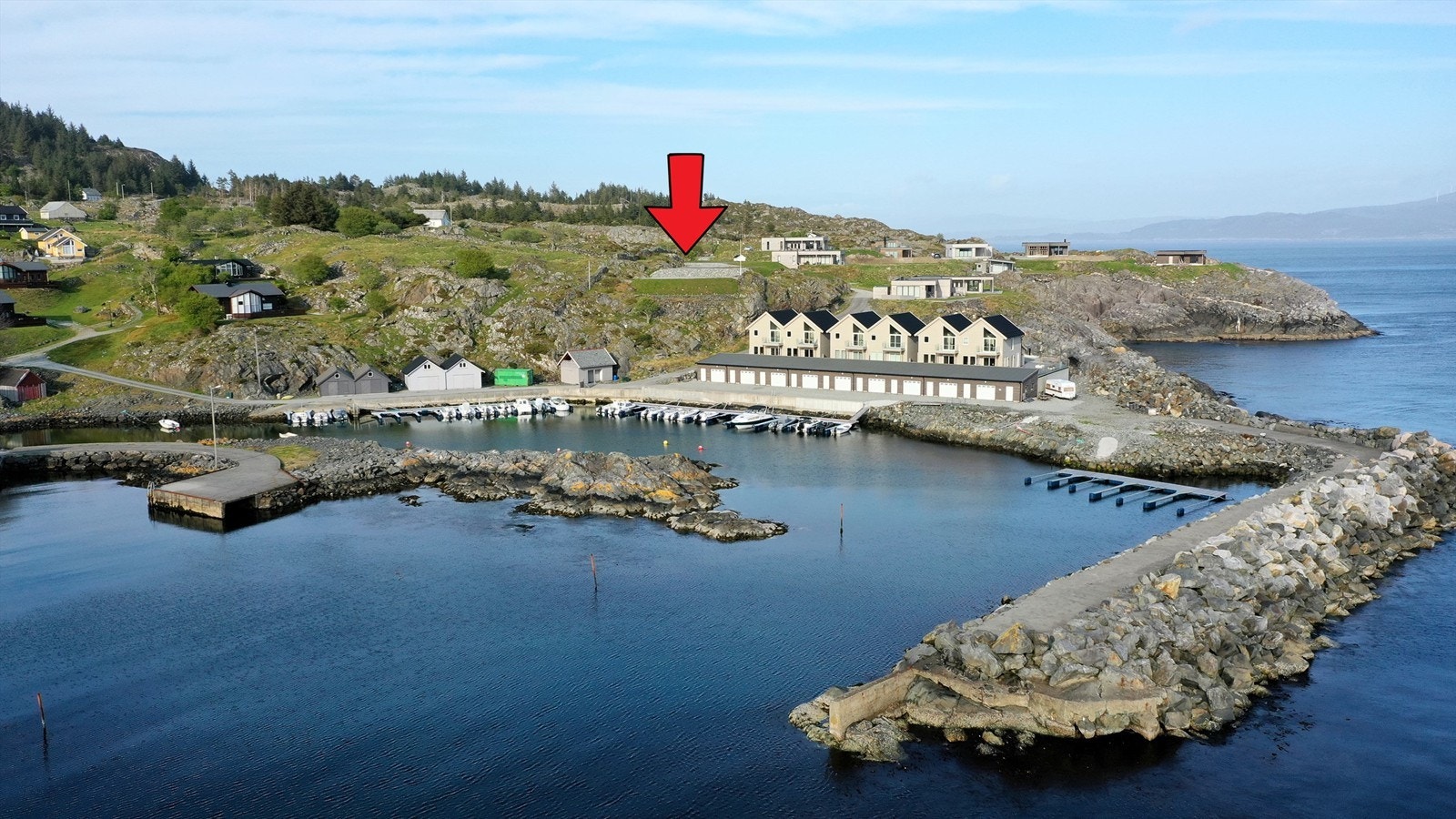 Kort vei til sjø med båtmarina og gode bademuligheter. Mulighet for kjøp av naust. Galleribilde