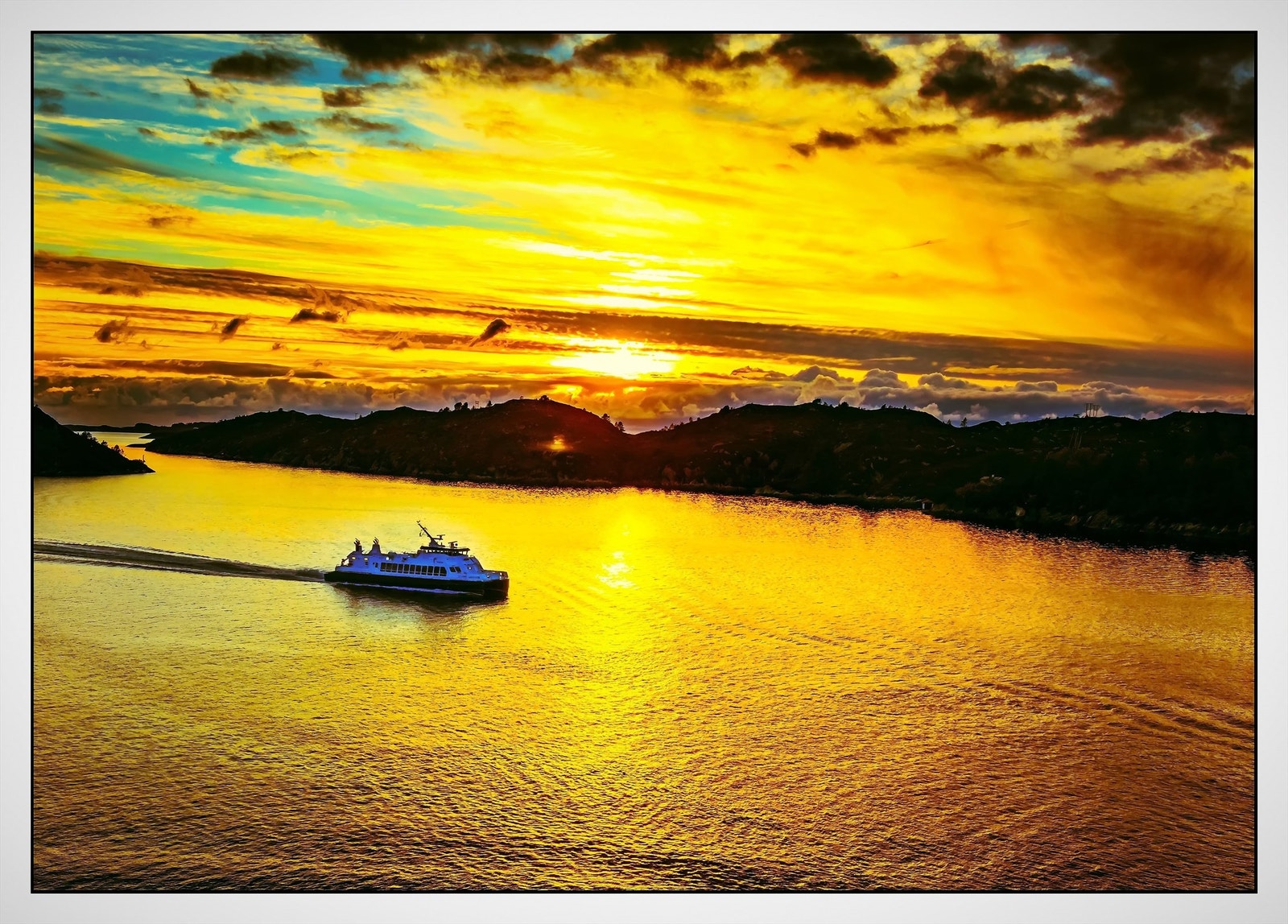 Det er ca. 30 med bil til ferjekaien på Hufthamar. Herfra tar fergen ca. 40 minutter over til Krokeide. Alternativt kan man også ta hurtigbåt. Galleribilde