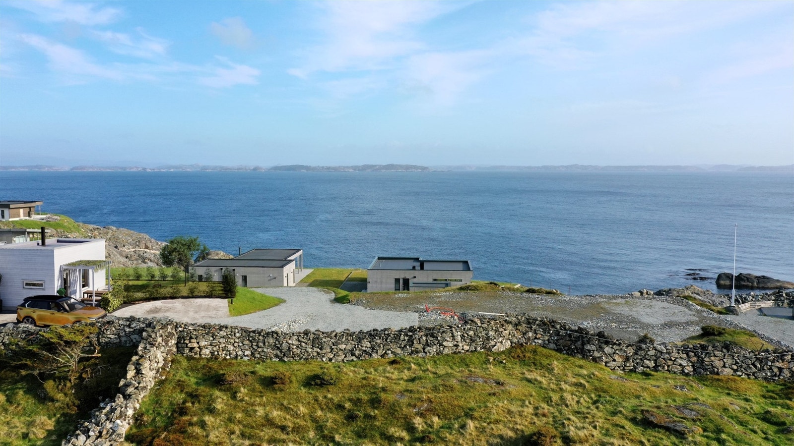 Tomten er på 1 433 m² med ferdig opparbeidet vei. Det er klargjort for tilknytning av vann og avløp, og lagt trekkrør til strøm for fiber. Kostnader for tiknytning av vann og avløp er betalt av selger. Galleribilde