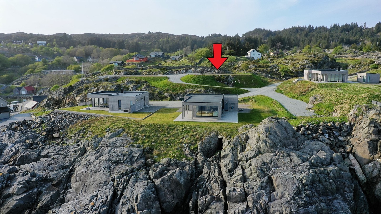 Austevoll er et ferieparadis sommerstid. Det finnes flotte skogsområder som innbyr til turmuligheter i umiddelbar nærhet, samt korte avstander med båt rundt i Austevolls fantastiske skjærgård. Galleribilde