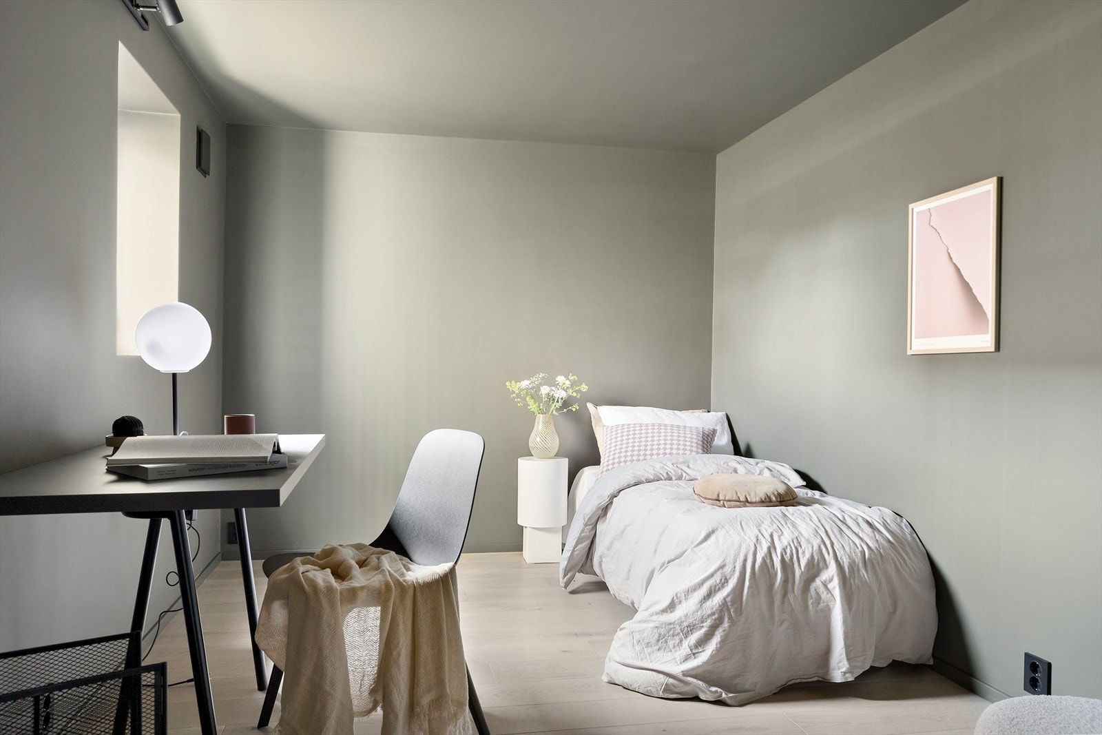 Omkledningsrommet får noe redusert lys inn grunnet naboens inngangsparti - derfor er rommet ikke godkjent som eget soverom per i dag Galleribilde