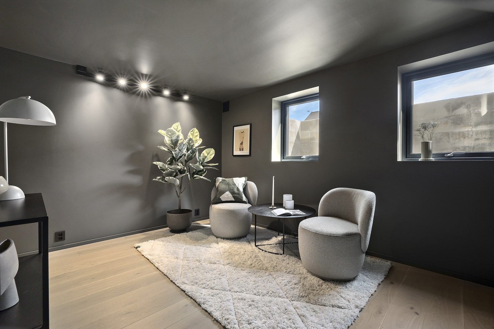 I underetasjen er det godkjent stue, stort toalettrom samt disponibelt rom - teknisk rom er innenfor badet. Galleribilde