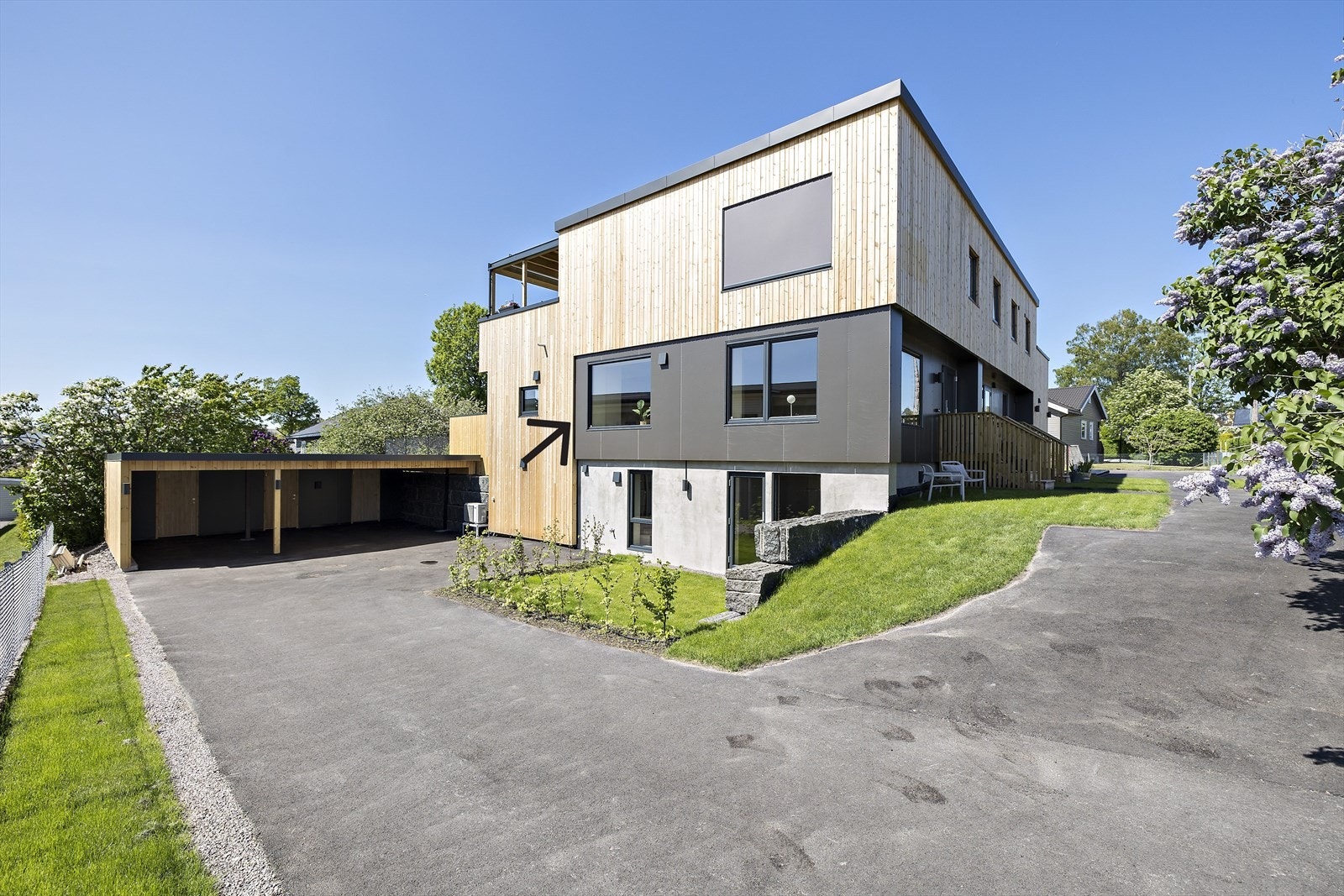 Felles carport og utebod Galleribilde