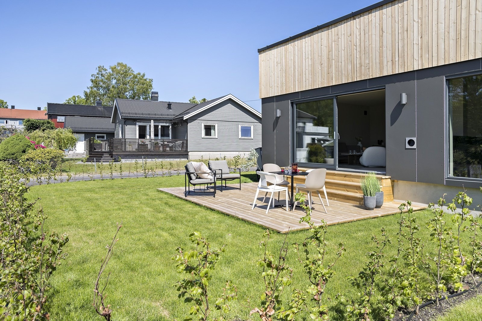 Stor og solrik hage - her kan man stelle og plante etter eget ønske og interesse Galleribilde