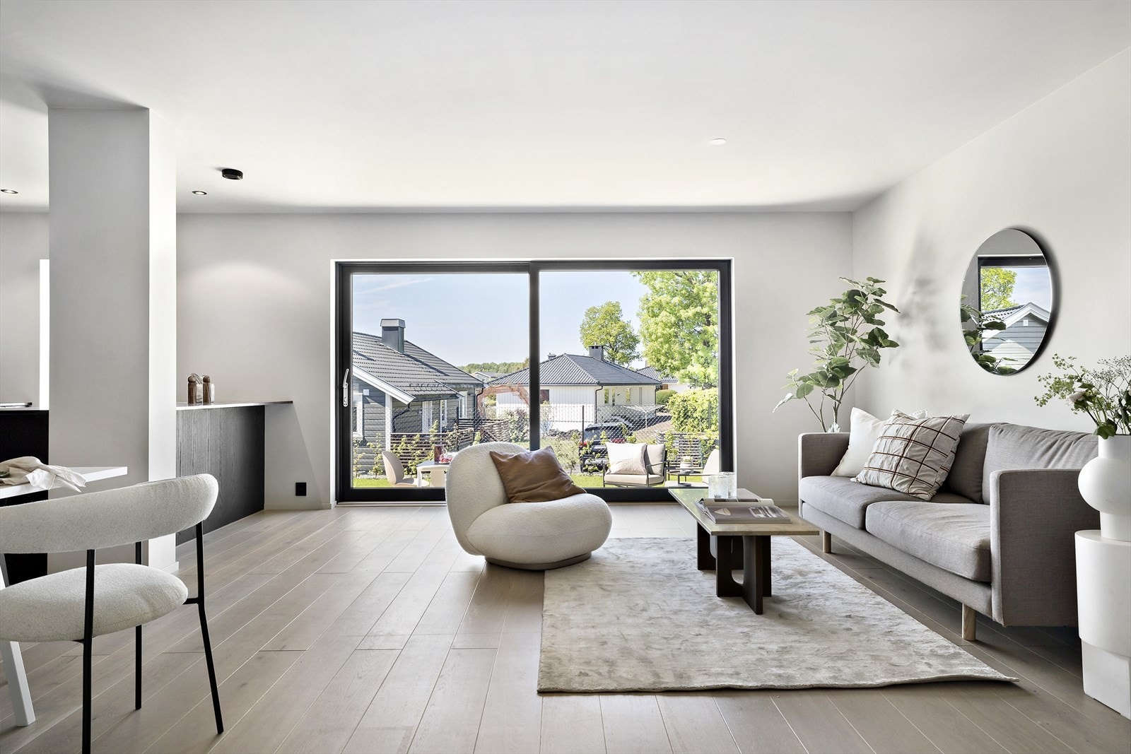 Nyoppusset leilighet i 3-mannsbolig, sjønær beliggenhet og populær skolekrets Galleribilde