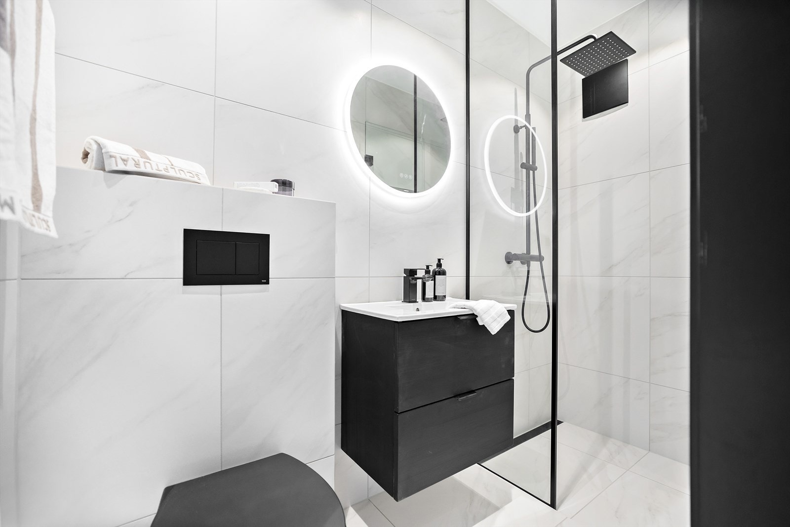 Eget bad på hovedsoverommet - lekre detaljer og god kvalitet som resten av leiligheten Galleribilde